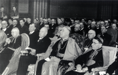 129926 Afbeelding van Johannes kardinaal De Jong (midden) in de concertzaal Tivoli (Kruisstraat 1) te Utrecht, tijdens ...